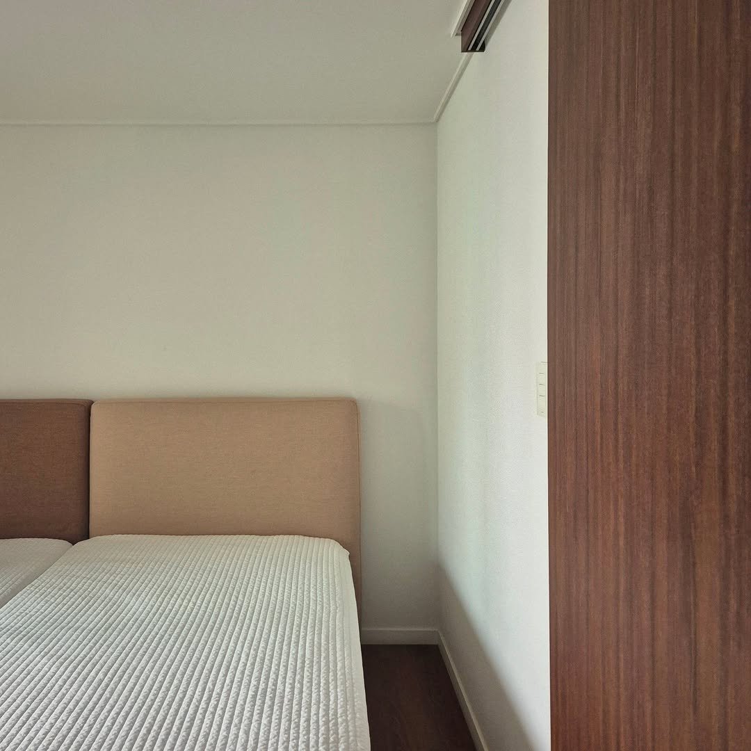 Photo by 은하수 on February 12, 2026. May be an image of bed, headboard, mattress, bedroom, indoors, sliding door and text.