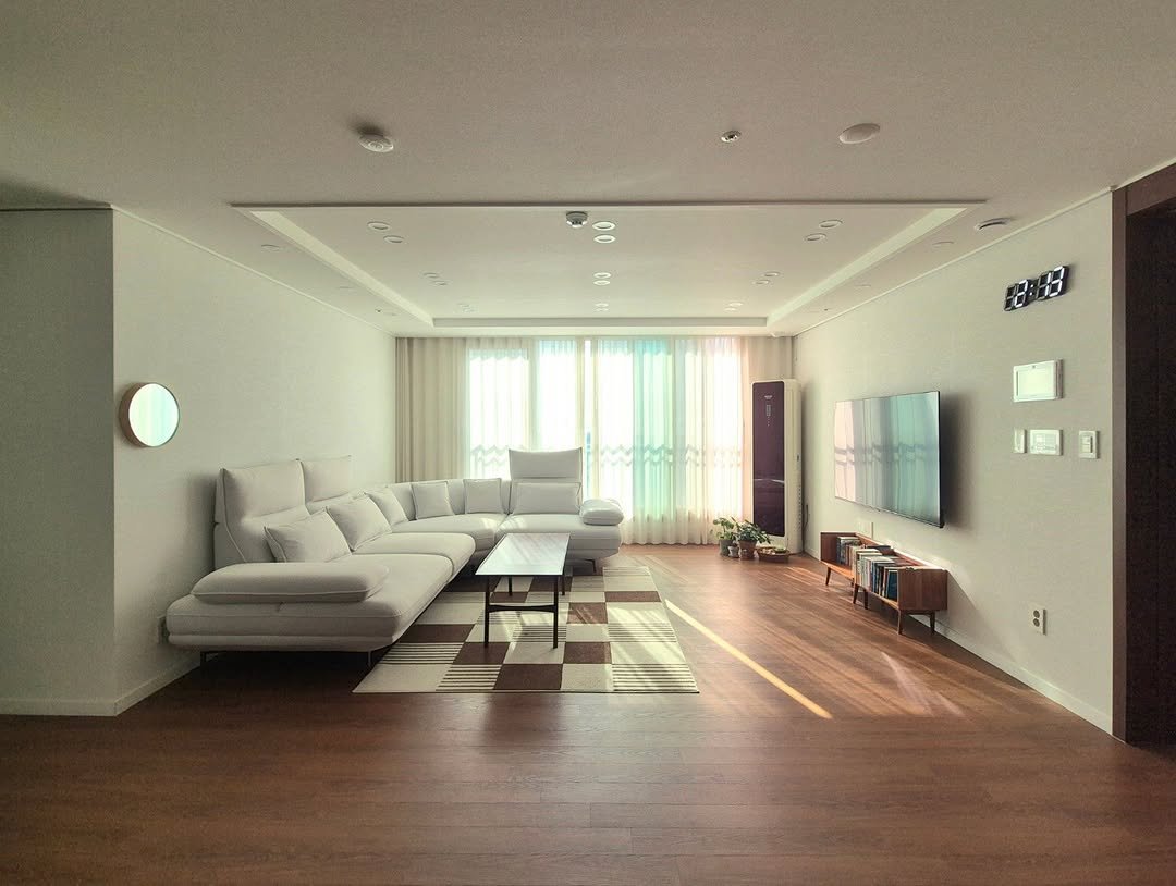 Photo by 은하수 on November 09, 2025. May be an image of lighting, sofa, living room, indoors and text.