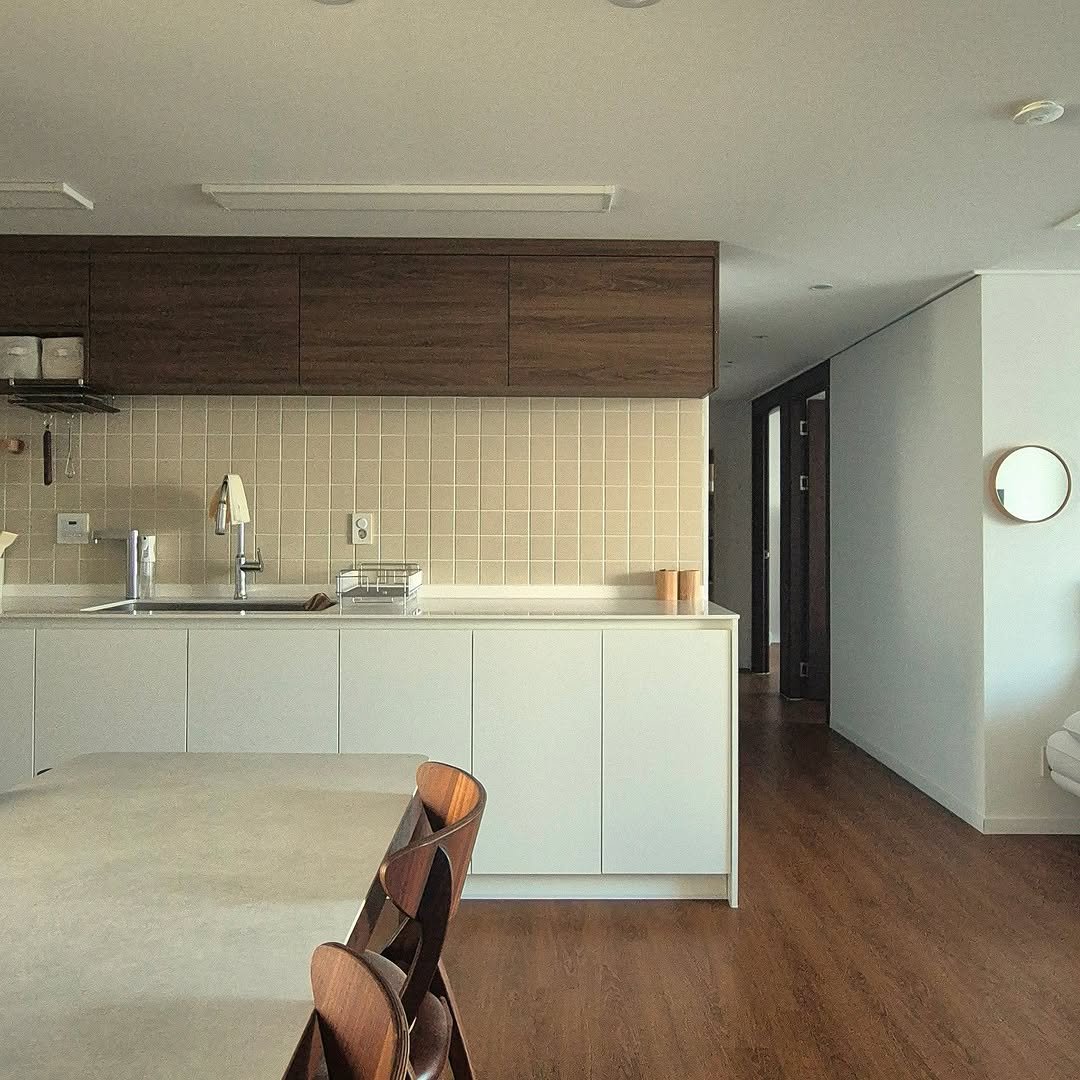 Photo by 은하수 on December 25, 2025. May be an image of furniture, indoors, kitchen and text.