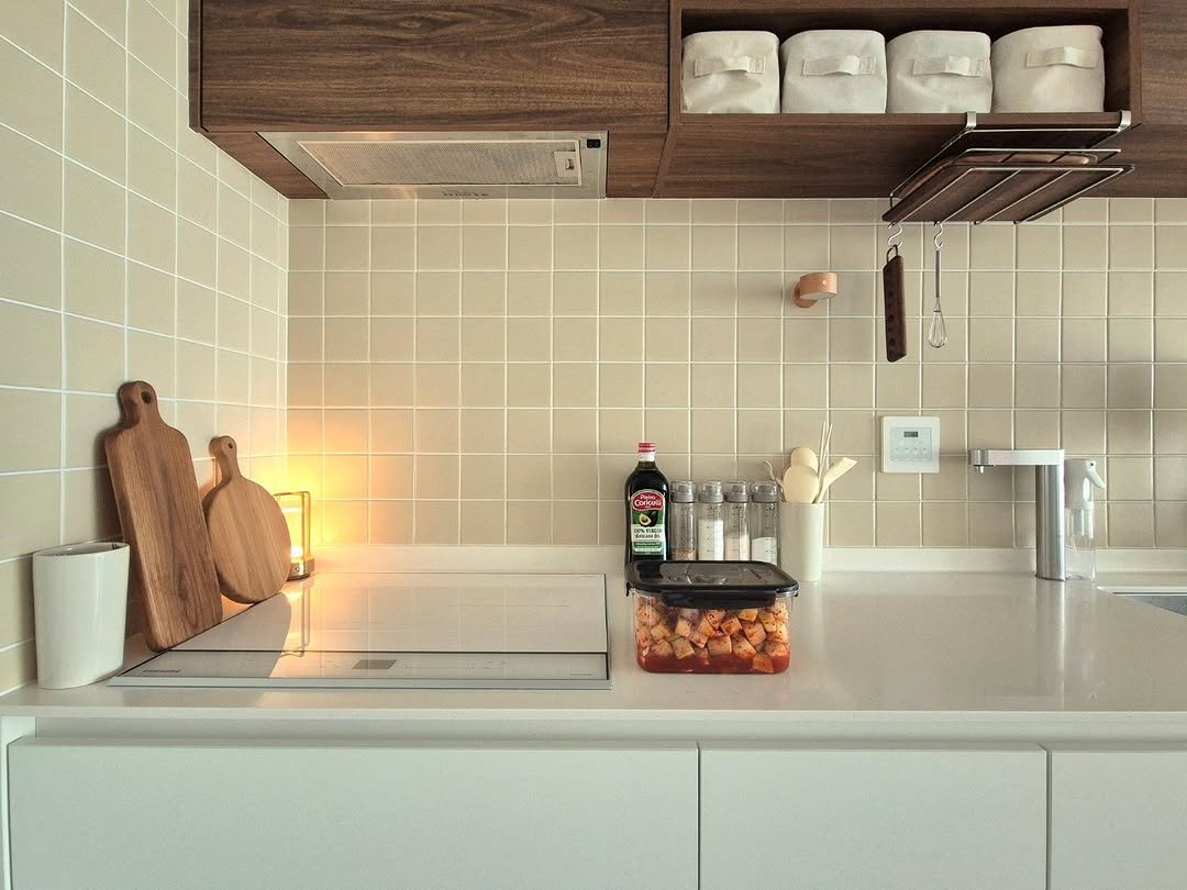 Photo by 은하수 on November 11, 2025. May be an image of sink, range hood, towel rack, kitchenware, faucet, countertop, rack, indoors, kitchen and text.