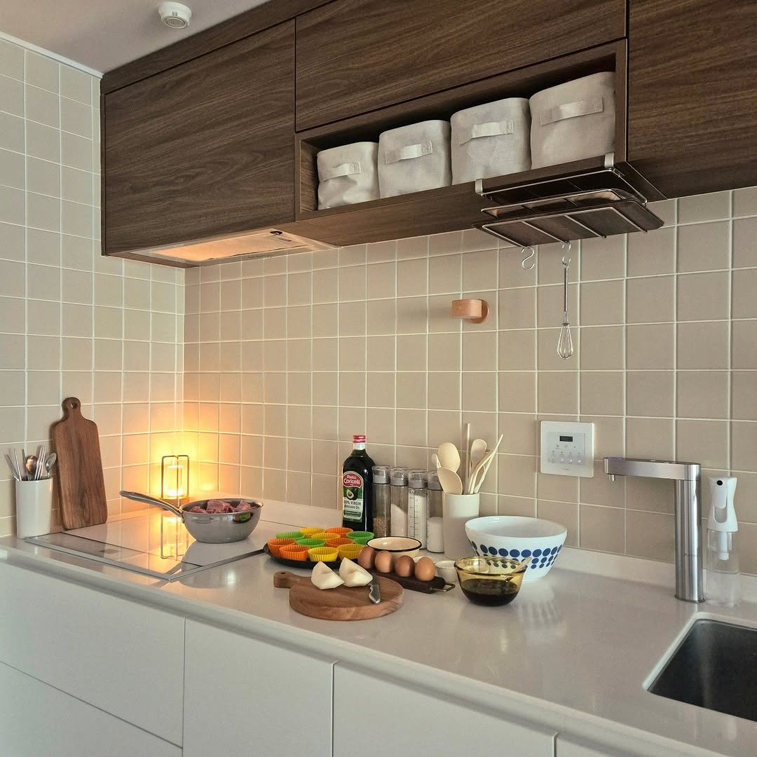 Photo by 은하수 on November 04, 2025. May be an image of sink, range hood, kitchen island, countertop, rack, indoors, kitchen and text.