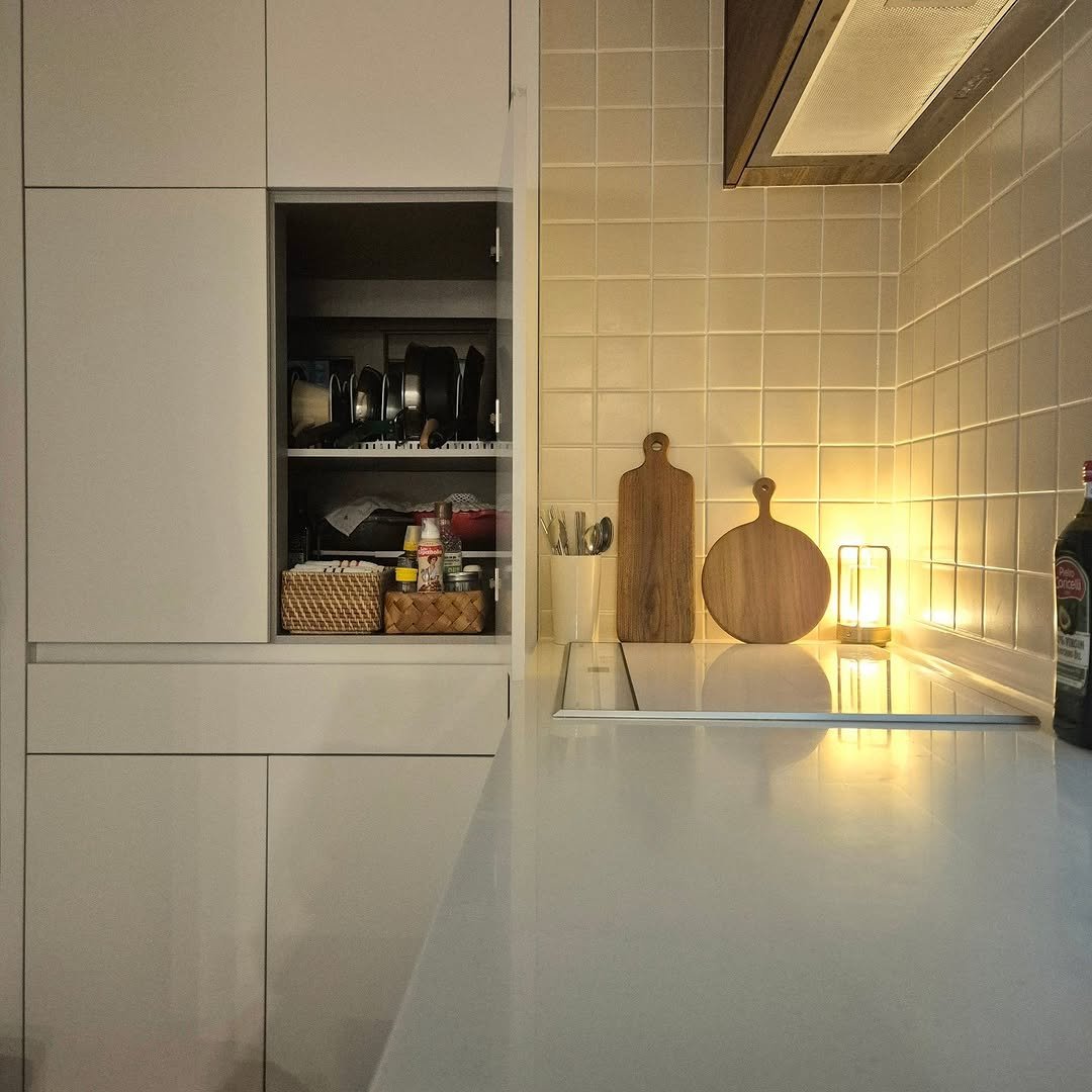 Photo by 은하수 on November 13, 2025. May be an image of kitchen island, range hood, sink, countertop, spice rack, indoors, kitchen and text.