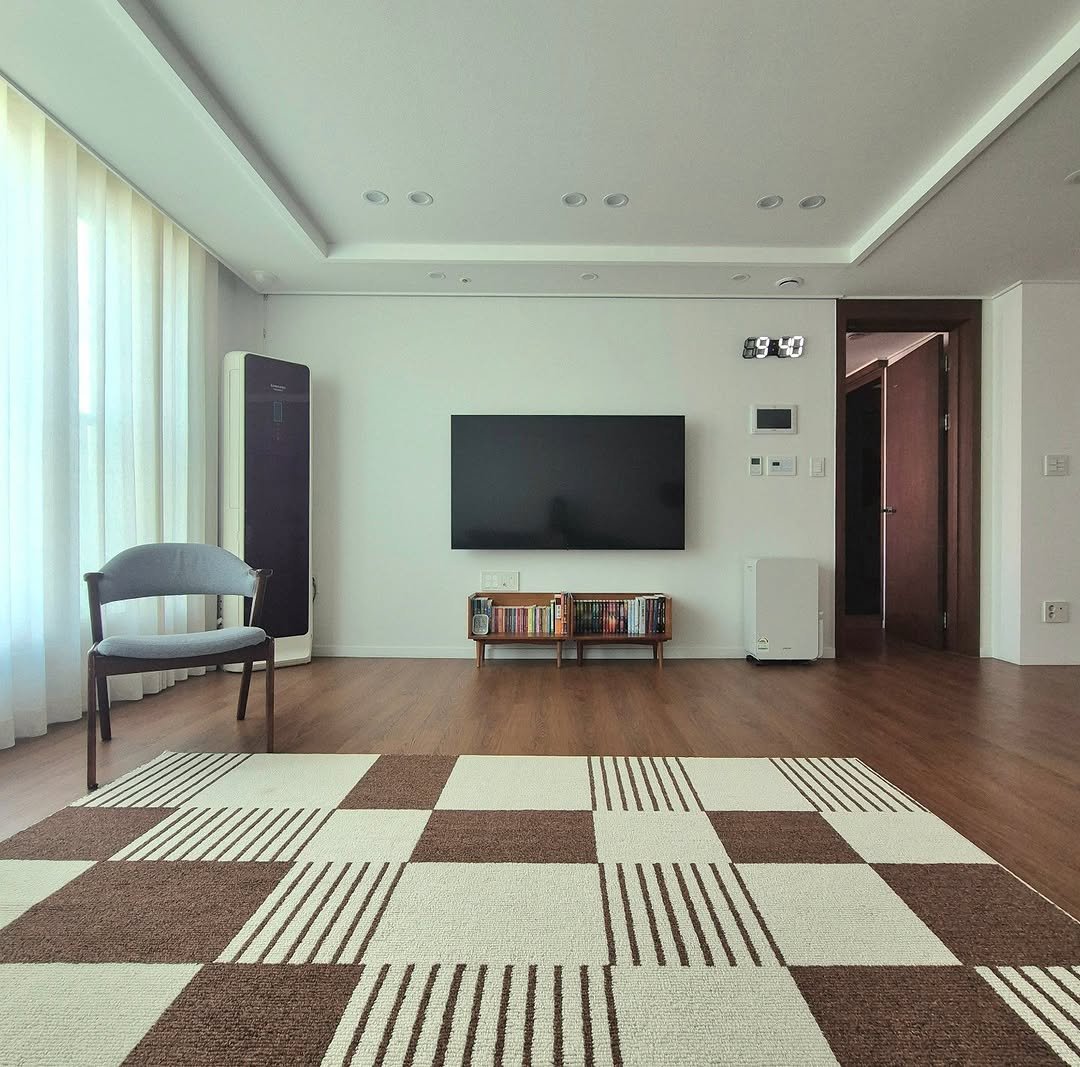 Photo by 은하수 on July 21, 2025. May be an image of furniture, carpet, living room, indoors and text.