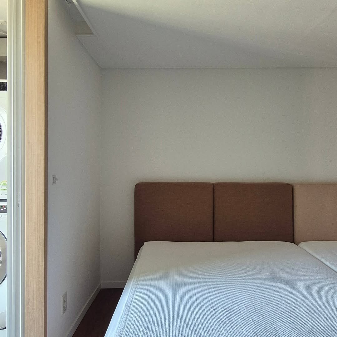 Photo by 은하수 on July 09, 2025. May be an image of mattress, bedroom, sliding door and text.