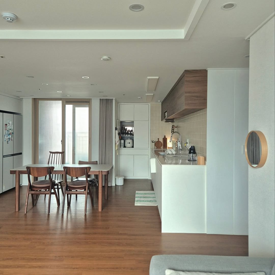 Photo by 은하수 on July 30, 2025. May be an image of lighting, dining table, kitchen table, living room, indoors and text.