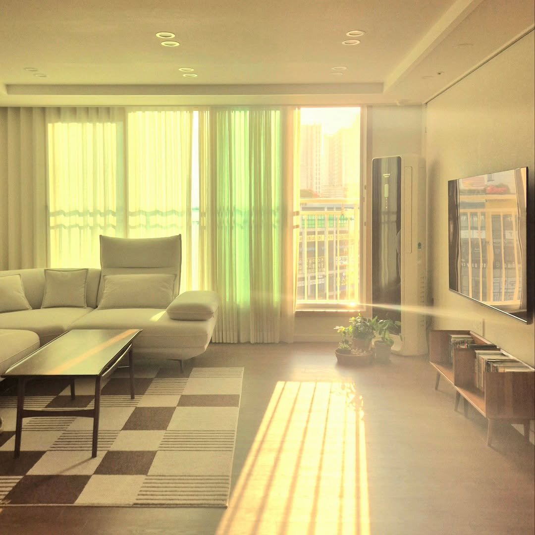 Photo by 은하수 on November 12, 2025. May be an image of sofa, chaise lounge, curtains, living room, indoors, sliding door and text.