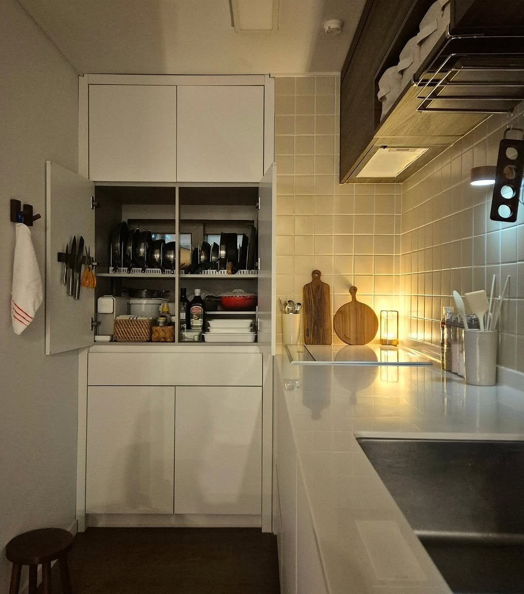 Photo by 은하수 on October 29, 2025. May be an image of kitchen island, range hood, cabinet, faucet, countertop, spice rack, sink, indoors, kitchen and text.