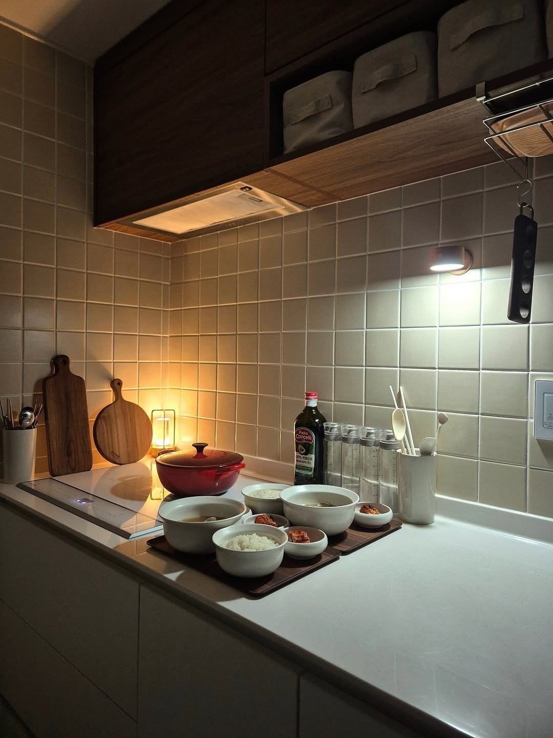 Photo by 은하수 on December 15, 2025. May be an image of sink, range hood, cooker, faucet, countertop, indoors, kitchen and text.