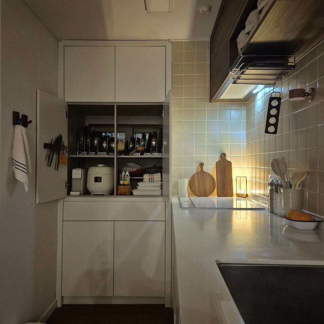 Photo by 은하수 on July 24, 2025. May be an image of range hood, faucet, countertop, cabinet, indoors, kitchen and text.