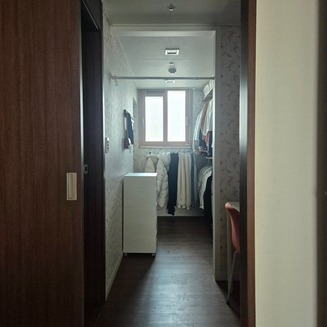 Photo by 은하수 on December 10, 2025. May be an image of bedroom, hallway, door and text.