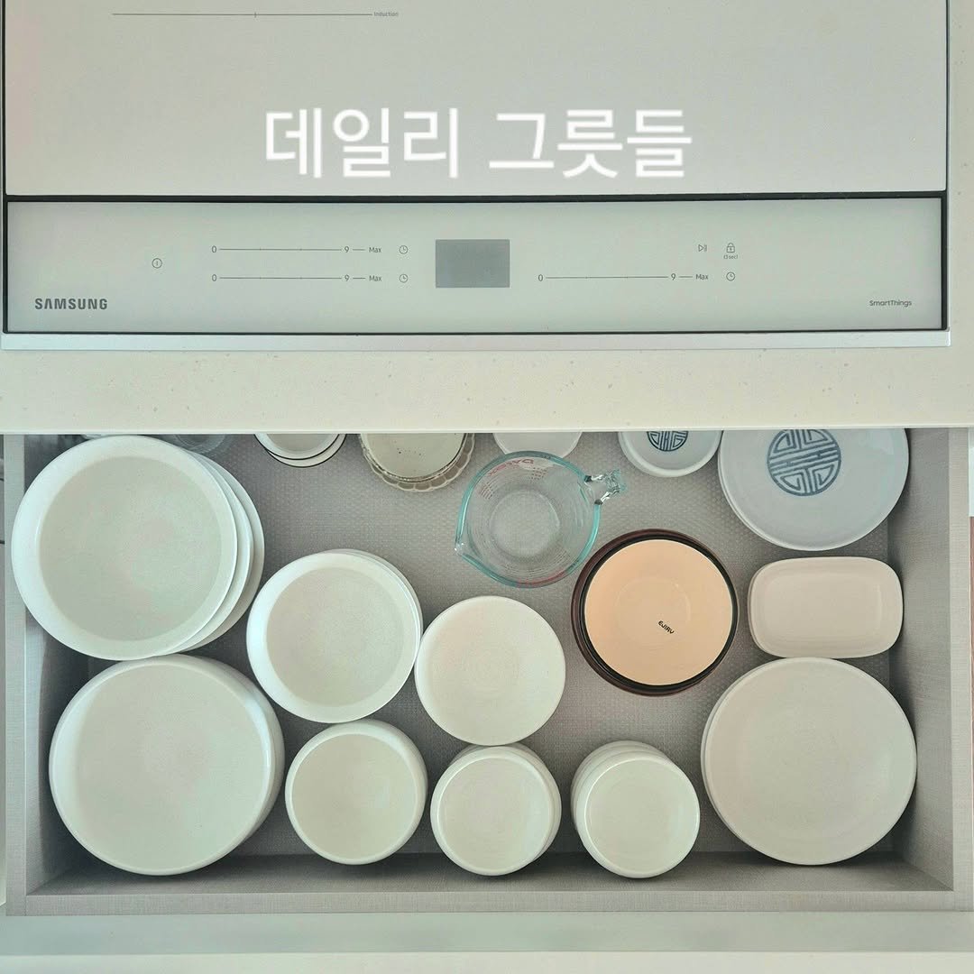 Photo by 은하수 on February 02, 2026. May be an image of cooker, tableware, thermostat and text that says '데일리 그릇들 SAMSUNG DeatTinga OHE'.