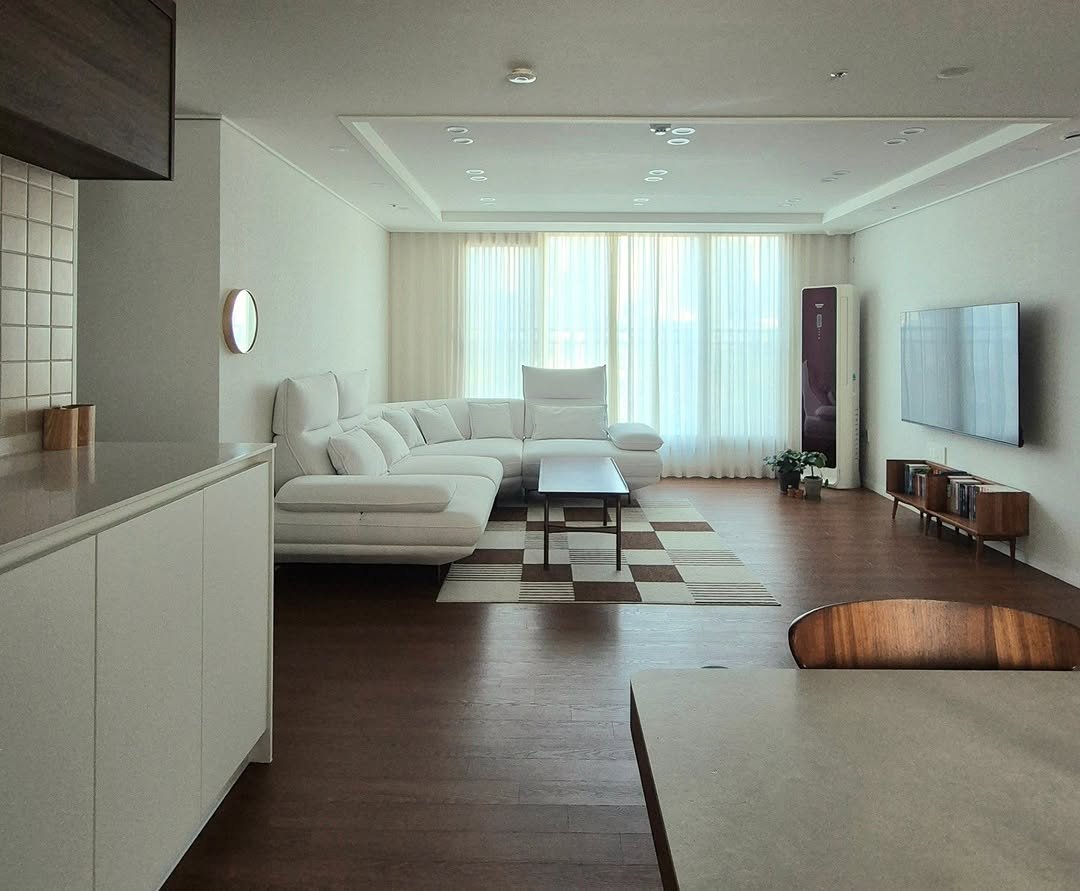 Photo by 은하수 on December 07, 2025. May be an image of lighting, sofa, living room, indoors and text.