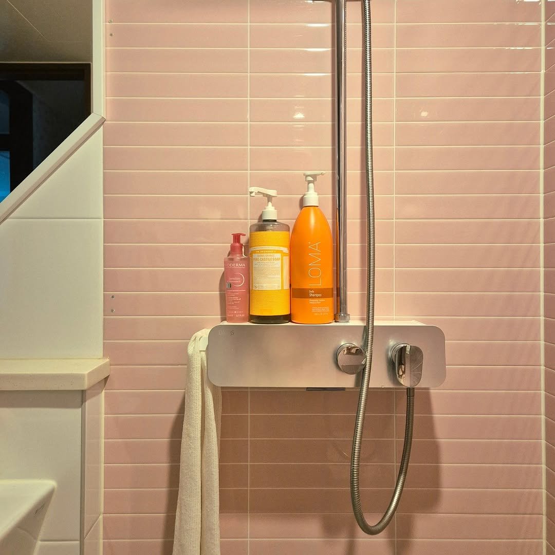 Photo by 은하수 on December 23, 2025. May be an image of sink, towel rack, bathtub, shower, faucet and text.