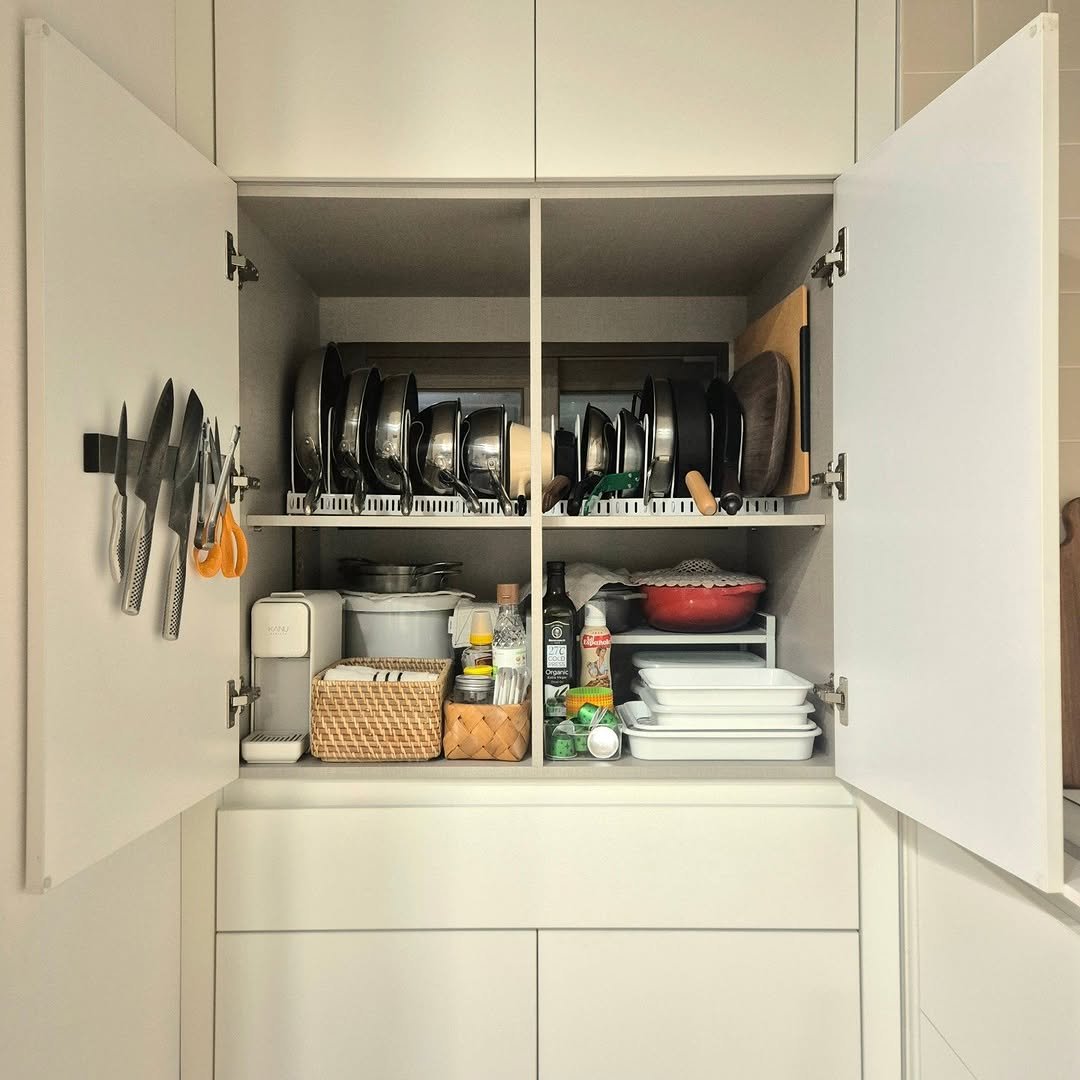 Photo by 은하수 on November 09, 2025. May be an image of spice rack, rack, dishwasher, cabinet, kitchenware, kitchen and text.