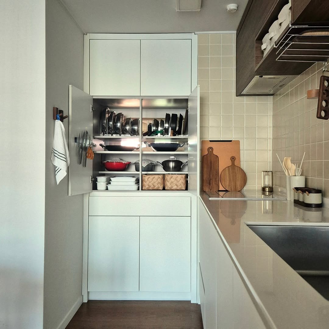 Photo by 은하수 on February 07, 2026. May be an image of kitchen island, range hood, sink, rack, countertop, cabinet, spice rack, indoors, kitchen and text.