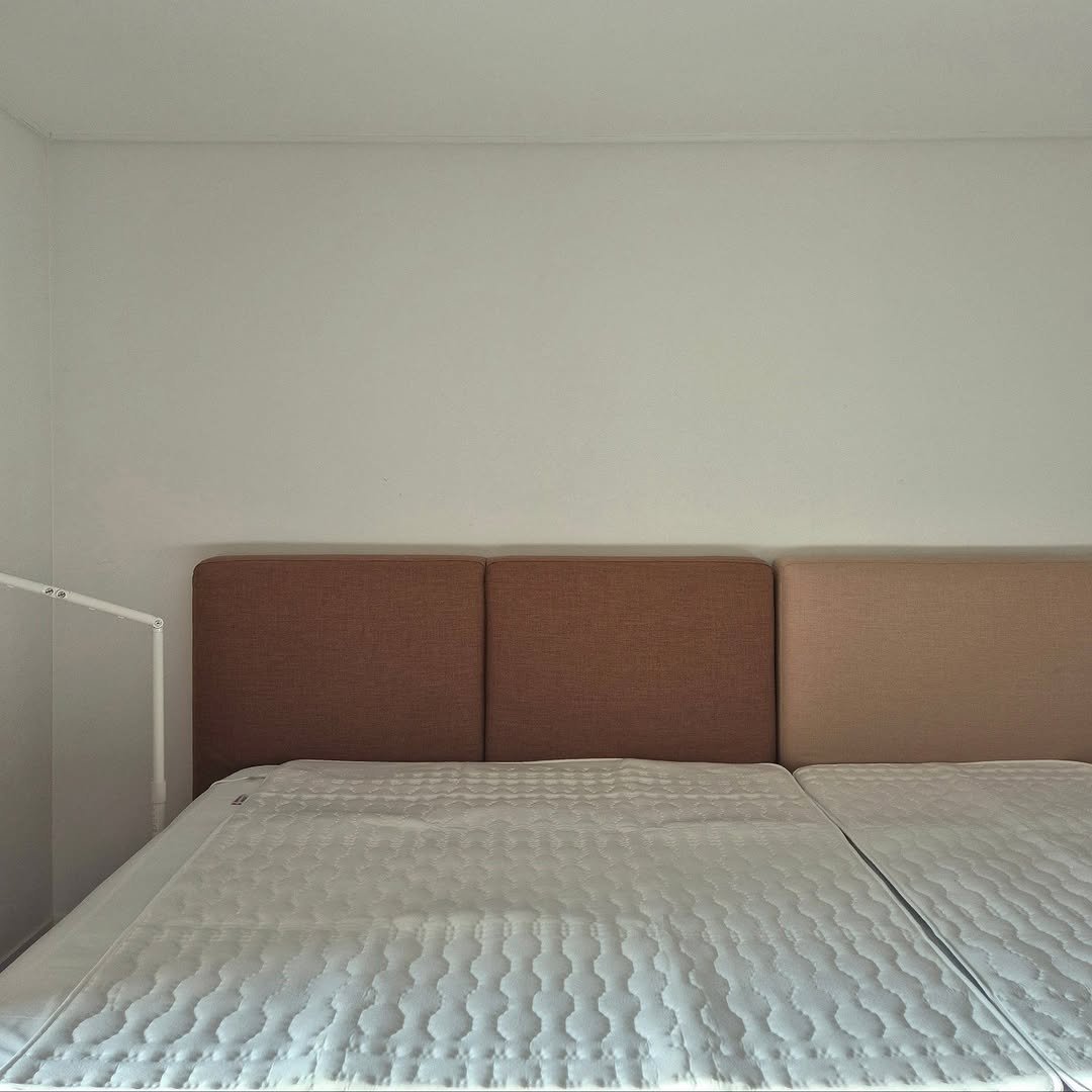 Photo by 은하수 on November 04, 2025. May be an image of bed, futon, mattress, headboard, bedroom, indoors and text.