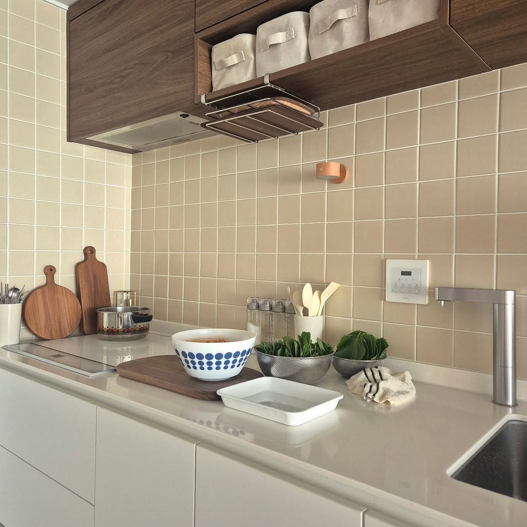 Photo by 은하수 on July 09, 2025. May be an image of sink, range hood, rack, countertop, indoors, kitchen and text.