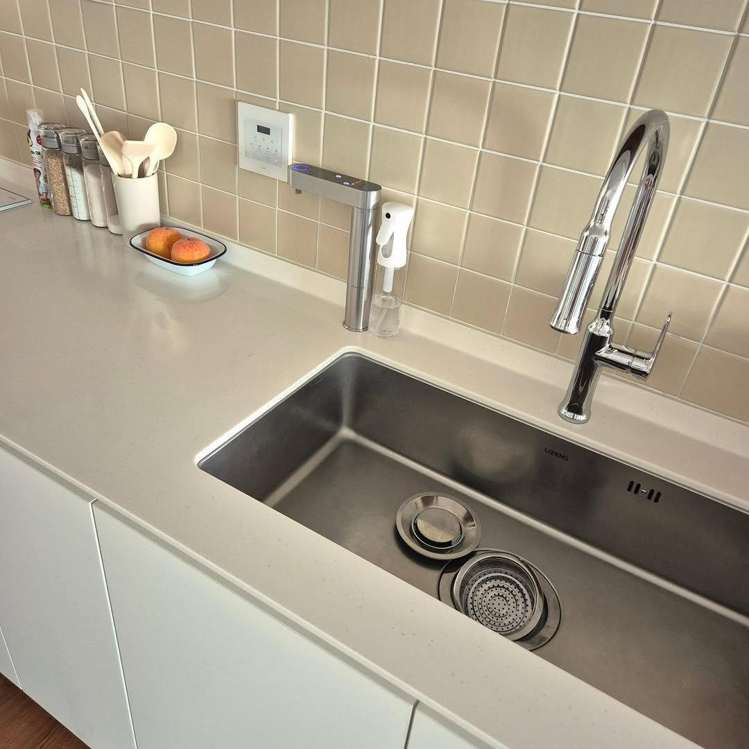 Photo by 은하수 on July 24, 2025. May be an image of sink, kitchen island, countertop, faucet, kitchen appliance, wash basin, kitchen and text.