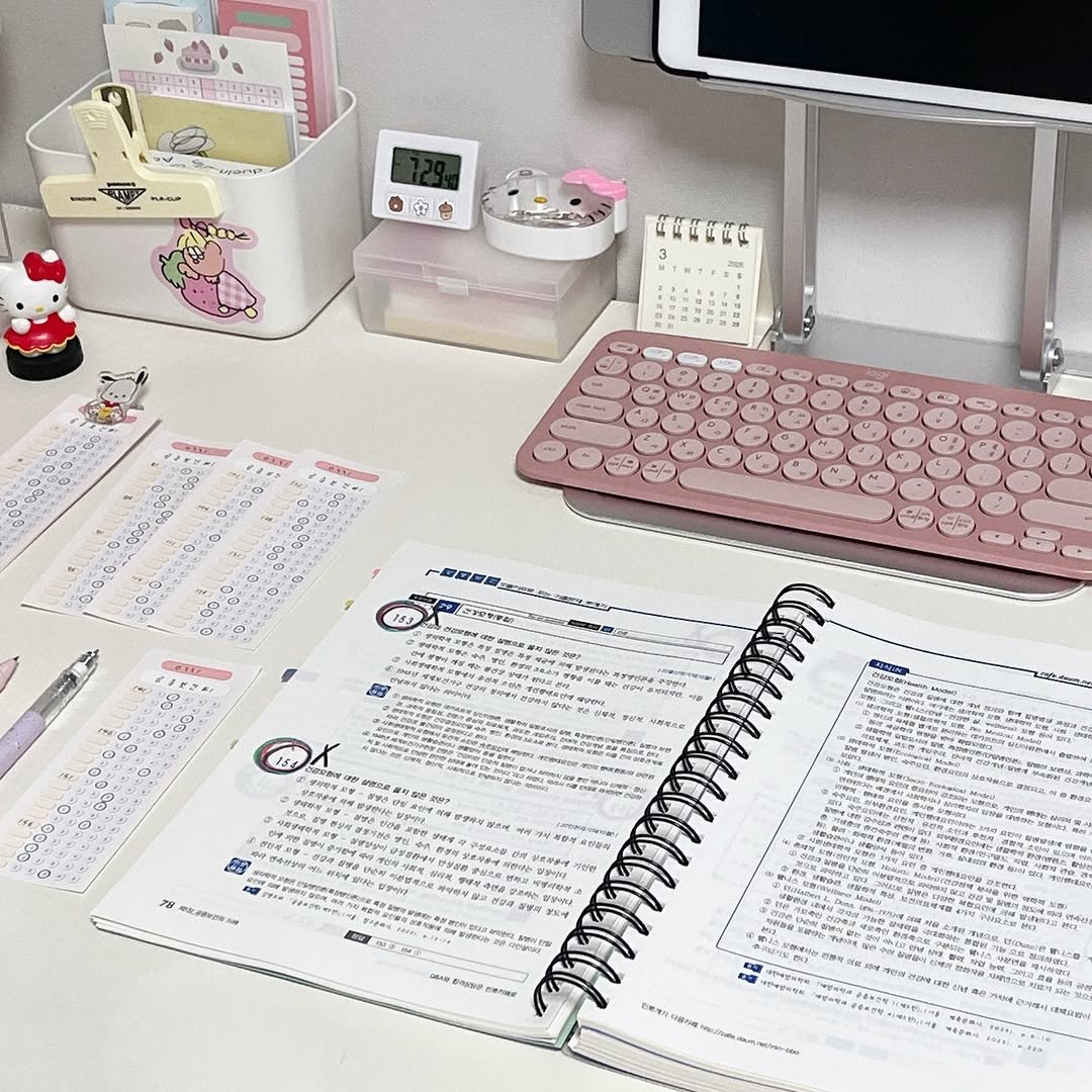 Photo by 공시생 은현 on March 31, 2026. May be an image of diary, clipboard, stapler, binder, computer keyboard, desk, pen, typewriter and text.