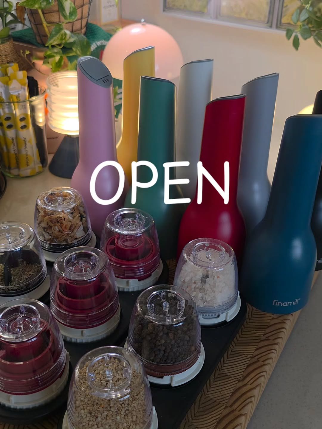 Photo by 은지네 집밥 ❤ on November 06, 2025. May be an image of tea maker, carafe, lamp shade, cocktail shaker and text.