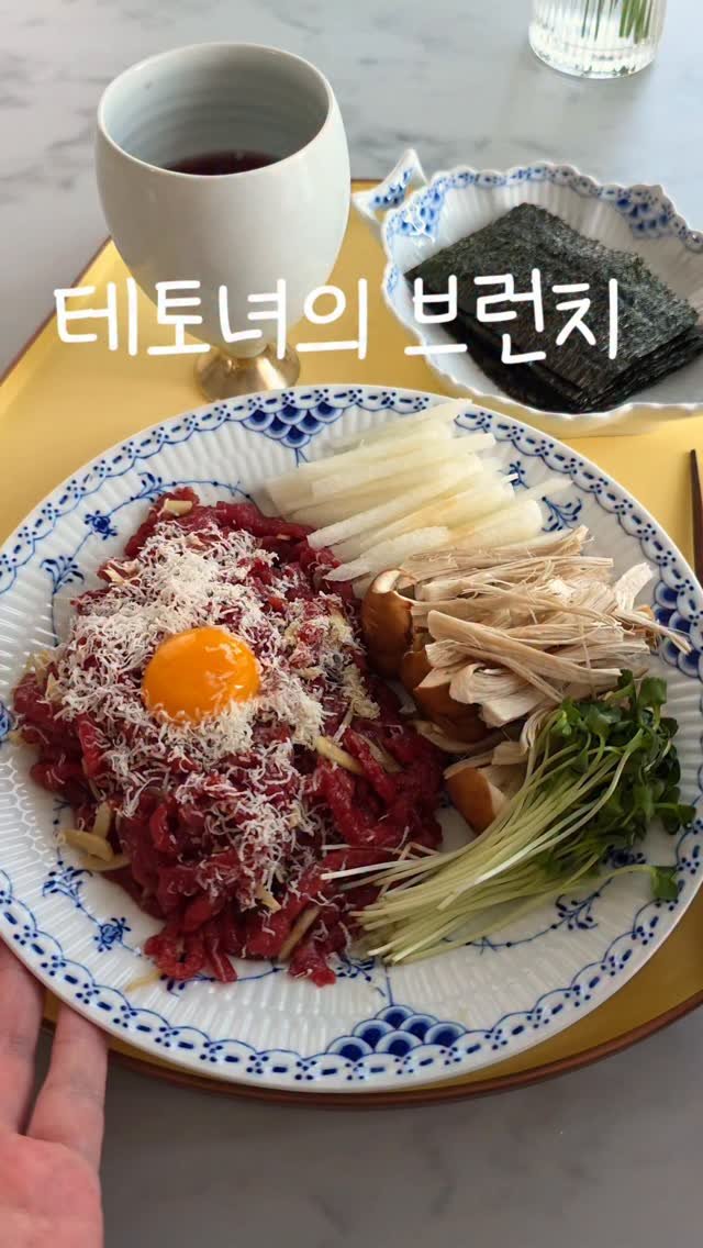 eunji_kkkkkkkk 게시물 이미지: 아점으로 육회 먹는 여자 ㅋㅋ
아니 근데 육회가 마냥 술안주 같은 메뉴이긴한데
또...