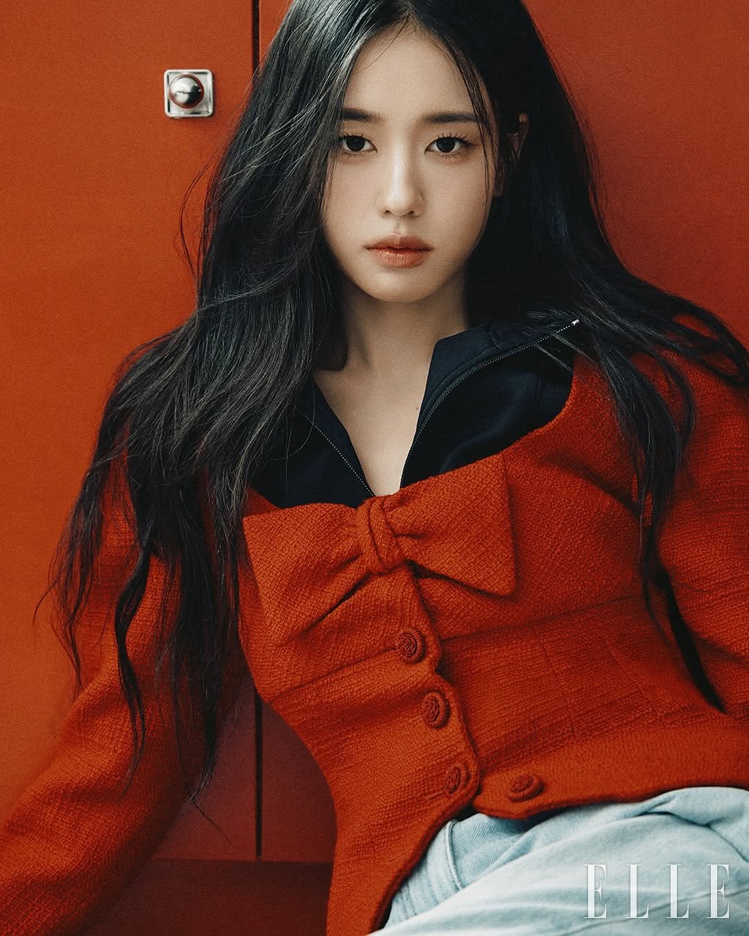 Photo by 안은진 on October 27, 2025. May be an image of one or more people, hair, poster and text.