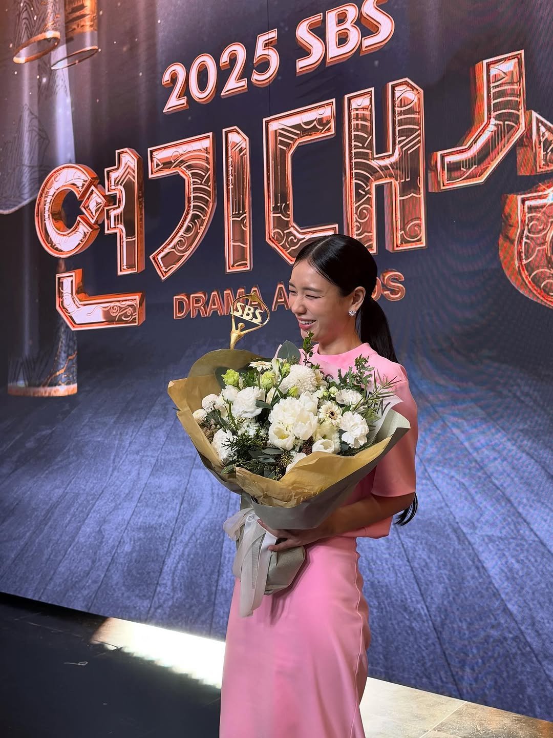 Photo by 안은진 on January 01, 2026. May be an image of dress and text that says 'ቃላጋበርሁም S 2025 SBS DRARSES'.