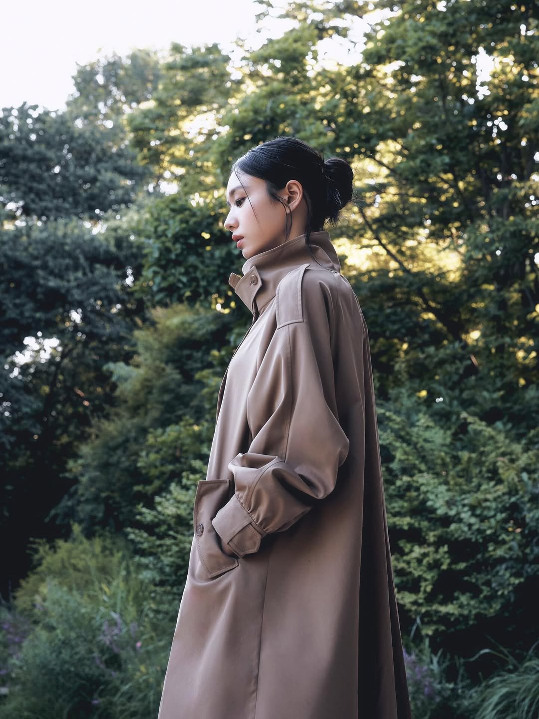 Photo by 안은진 on August 21, 2025. May be an image of duffle coat, overcoat, jacket, cloak, raincoat and parka.