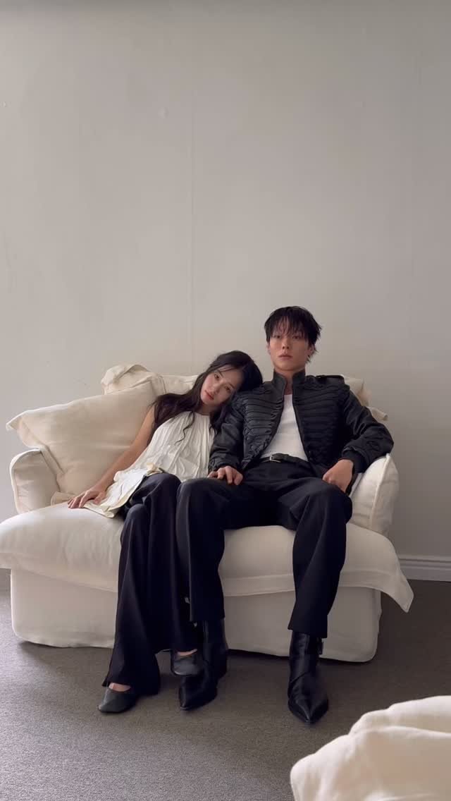 eunjin___a 게시물 이미지: .
@ellekorea @juanxkui 
키스는 괜히해서🤍