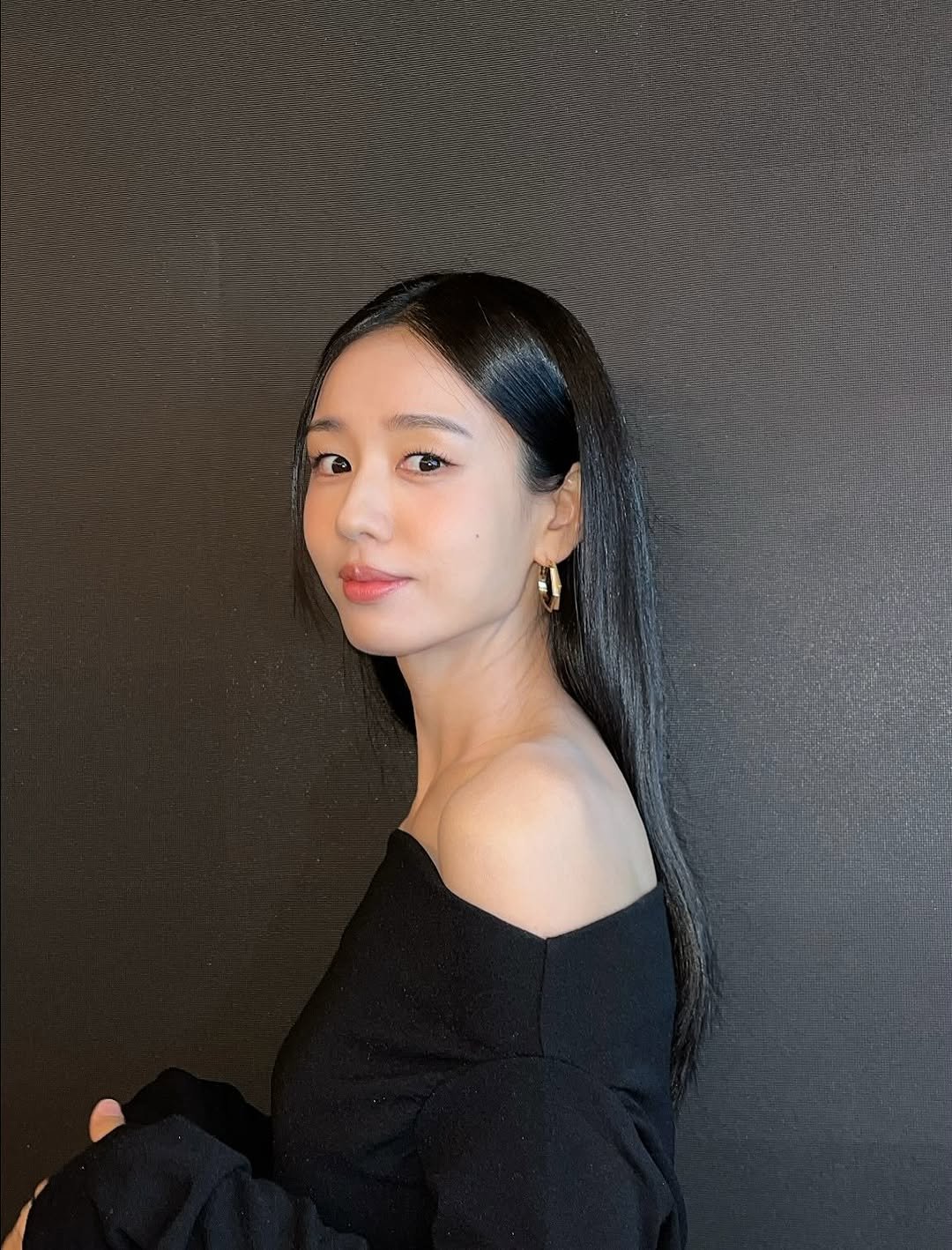 Photo by 안은진 on September 29, 2025. May be an image of 1 person, braids, turtleneck, top and text.