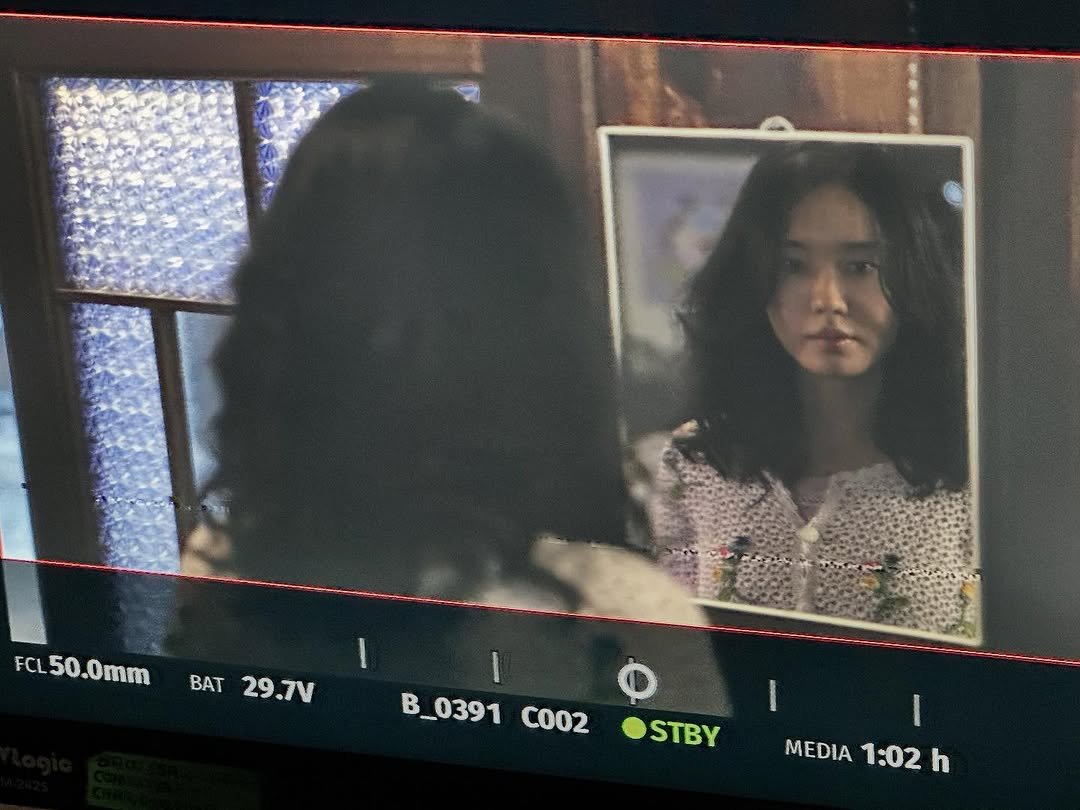 Photo by 안은진 on October 09, 2025. May be an image of 1 person, camera and text that says 'FCL50.0mm FCL MN I BAT 29.7V B_0391 B_0391C002 B CO02 I STBY I MEDIA 1:02 h'.