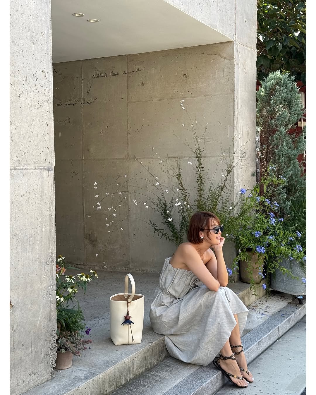 Photo by 최은경 아나운서 on August 09, 2025. May be an image of 1 person, espadrilles, sundress, cornflower and text.