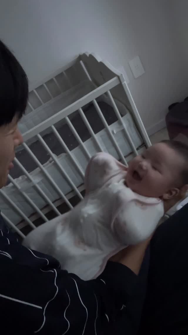 eunleee125 게시물 이미지: 이젠 제법 몸으로 놀아주는걸 좋아하게된 율
트림시키는 방법이라했는데.. 이거 맞나?...