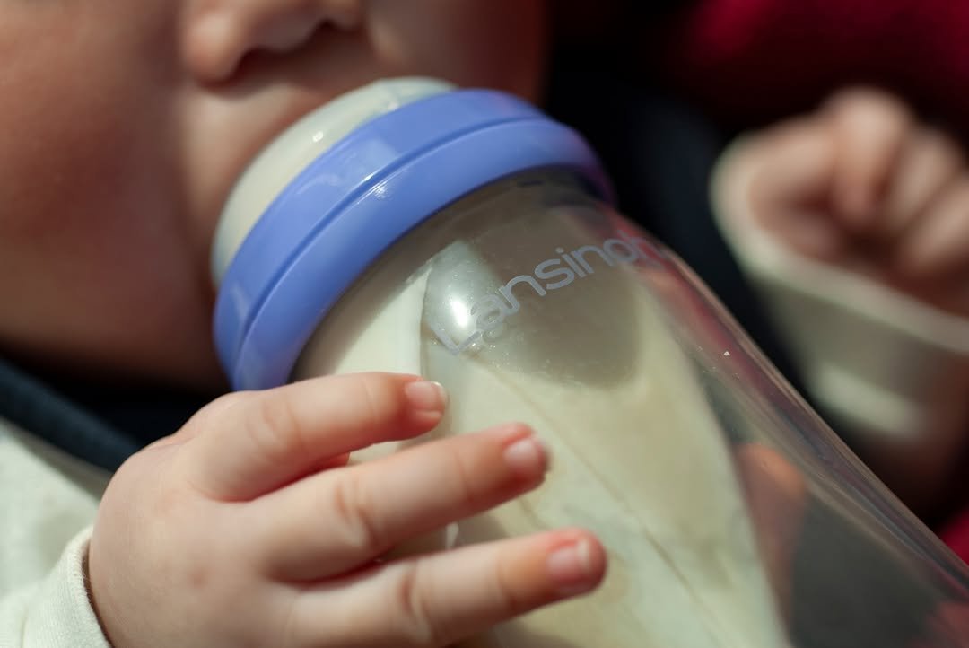 Photo shared by 제로웨이스트🐿 미니한삶 on March 28, 2026 tagging @lansinoh_kr. May be an image of baby, milk, bottle, water bottle and text.