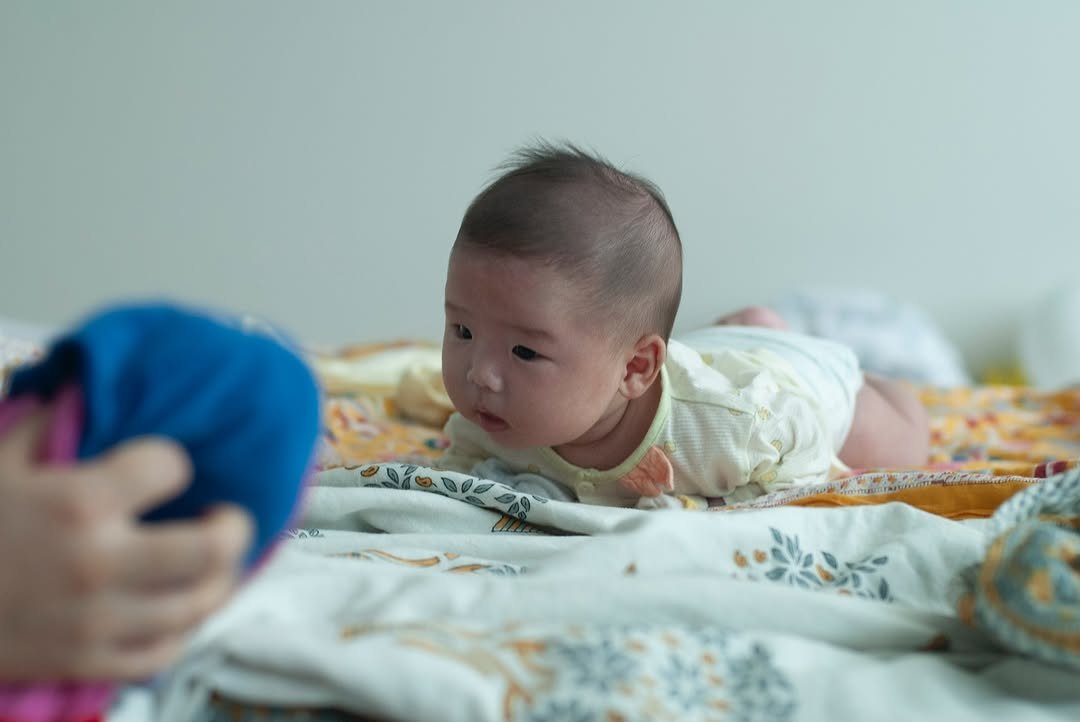 Photo by 제로웨이스트🐿 미니한삶 on September 12, 2025. May be an image of 2 people, baby, baby bed, diaper, blanket and text.