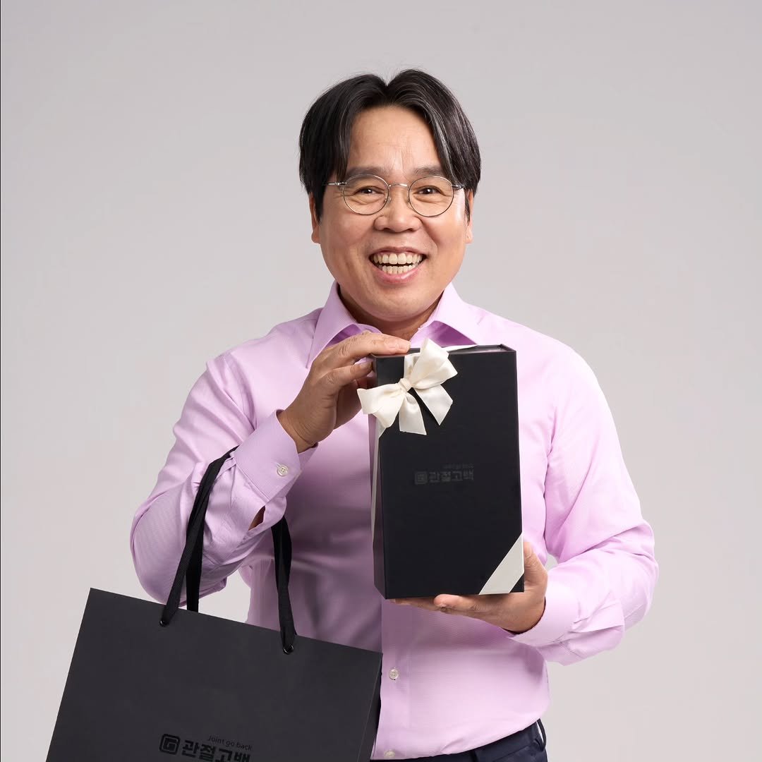 Photo by 정은표 on November 09, 2025. May be an image of eyeglasses, box, hamper and text.