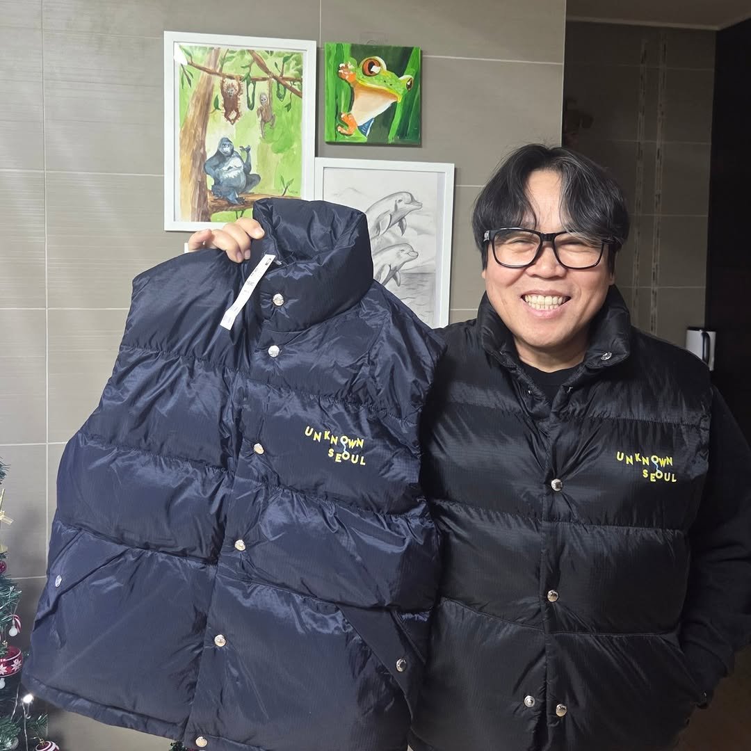 Photo by 정은표 on December 23, 2025. May be an image of sherpa coat, duffle coat, goosedown coat, jacket, raincoat, vest, fleece, parka, snowsuit and text.