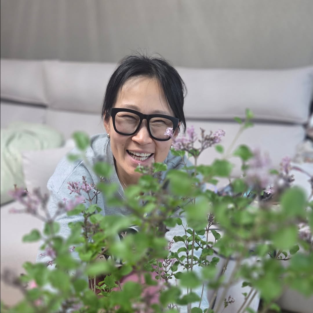 Photo shared by 정은표 on April 26, 2026 tagging @whitewang78. May be an image of oregano, French lavender, globe amaranth, baby's-breath, herb, lavender and text.