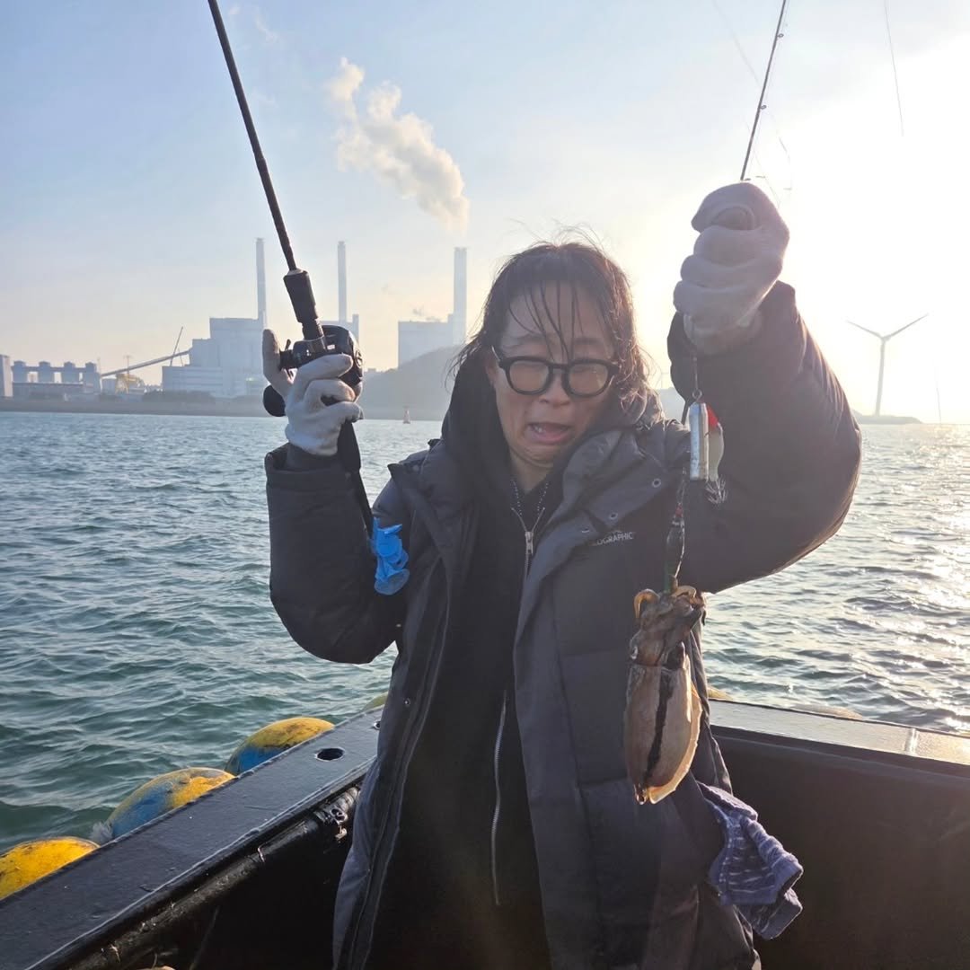 Photo shared by 정은표 on November 12, 2025 tagging @whitewang78. May be an image of fishing, sea robin, fishing rod and text.