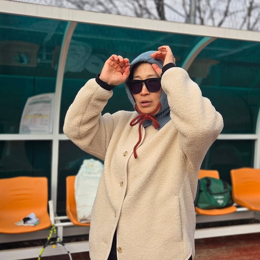 Photo by 정은표 on February 14, 2026. May be an image of duffle coat, overcoat, hat, sherpa coat, eyewear, jacket, fleece, beret, parka, turtleneck and text.