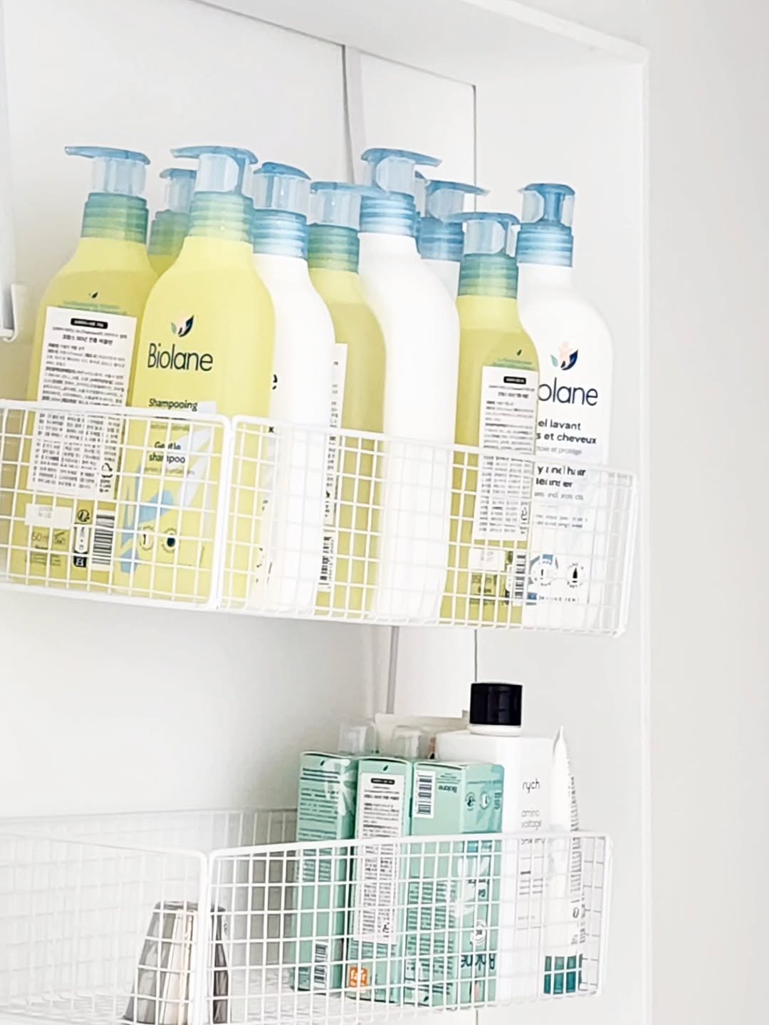 Photo by 석 은선 on August 06, 2025. May be an image of hair product and text.
