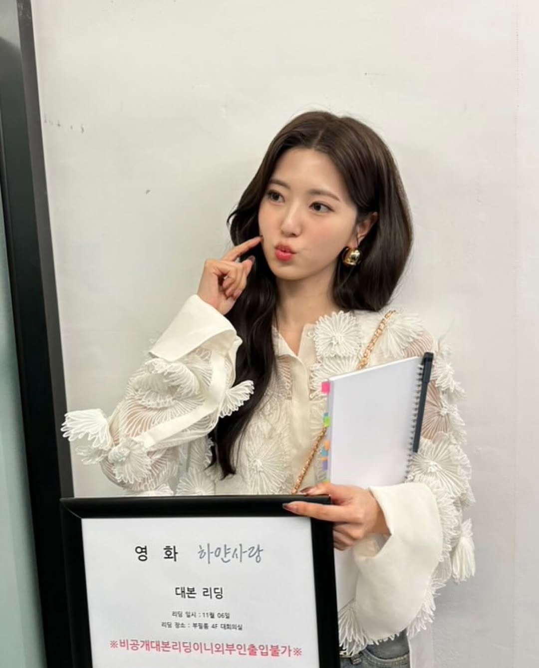 Photo shared by 박은우 on June 22, 2025 tagging @wavve.official, @disneypluskr, and @sbsdrama.official. May be an image of 1 person, hair, top and text that says '영화 영 영화하얀사랑 화 하얀사랑 대본 대본리딩 리딩 리딩 05일 리달 电社:华4用日 장소 소: 부절률 대회의실 #비공기대본리딩이니외부인출암불가'.