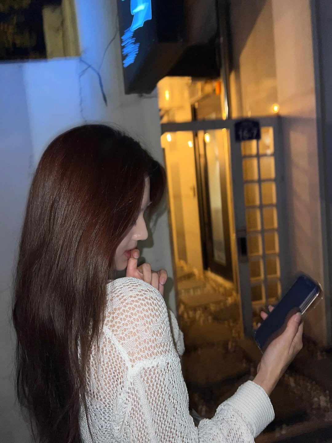 Photo by 박은우 on August 24, 2025. May be an image of 1 person, long hair, phone, top, night and text.