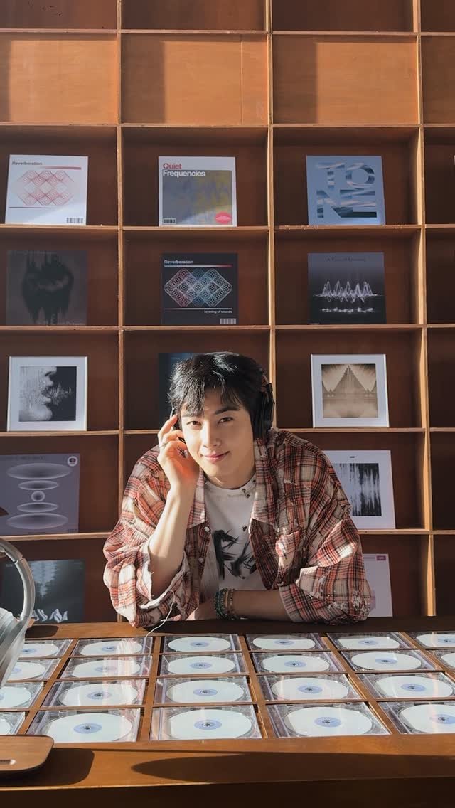 eunwo.o_c 게시물 이미지: 같이 들을까? #차은우 #CHAEUNWOO #ELSE #SATURDAY_PREACHER