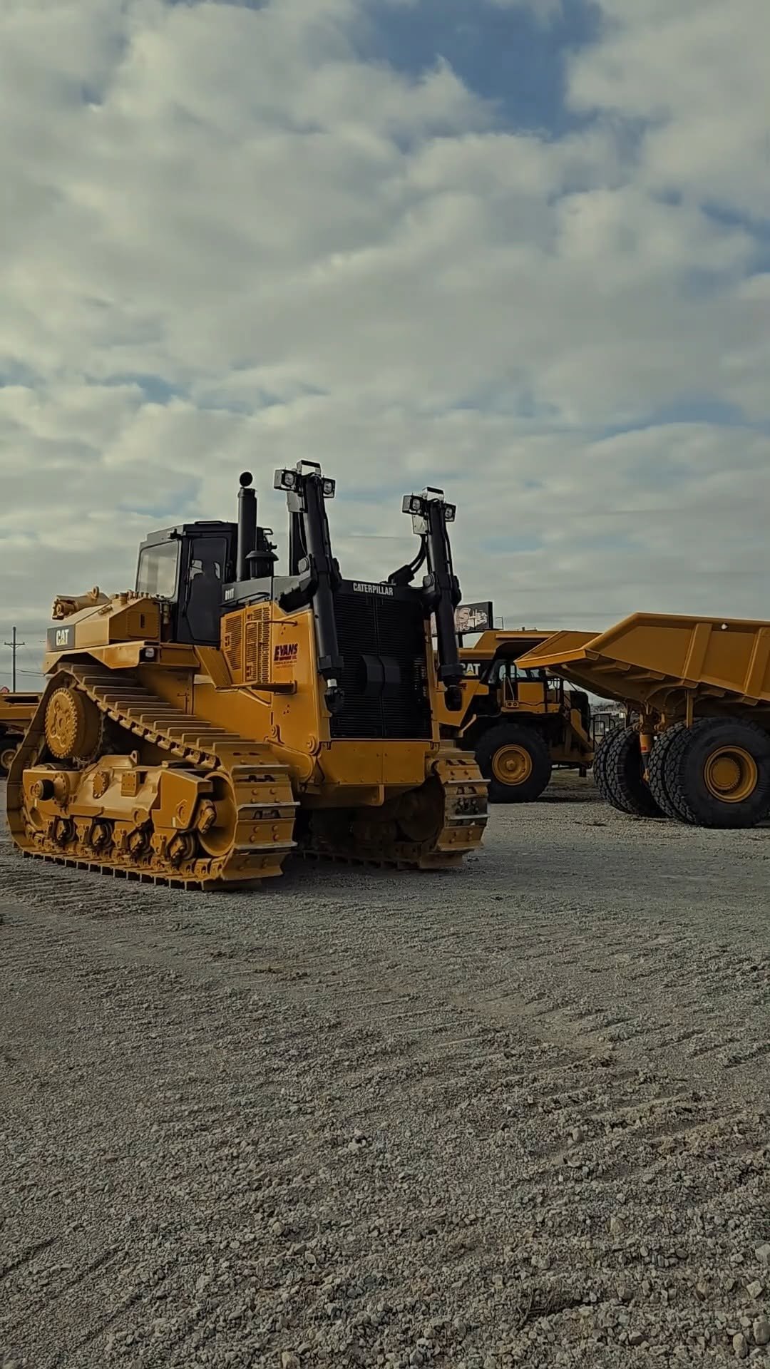 evansequipmentinc 게시물 이미지: There's nothing better than heavy equipment......