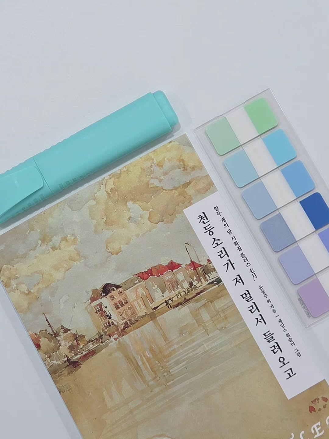 eveningmoon_book 게시물 이미지: ☔

비 내리는 목요일,
오늘의 시 일부를 소개합니다.

-

📖별바다의...
