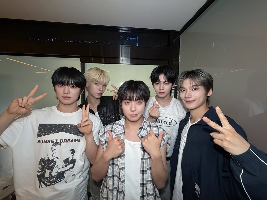 evnne_official 게시물 이미지: [📸]
260607
EVNNE In Busan 버스킹

부산에서도 열정 뱉어🗣️낸...
