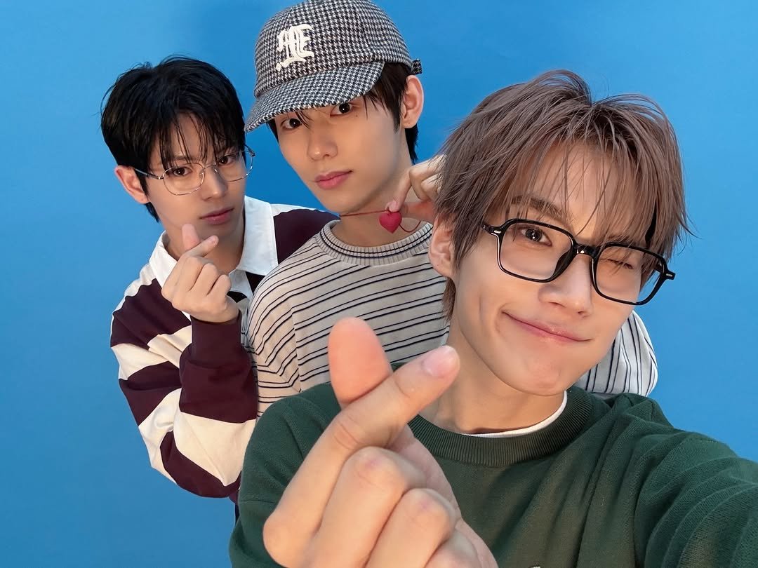 Photo by EVNNE on March 22, 2026. May be an image of one or more people, bangs and text that says '周'.