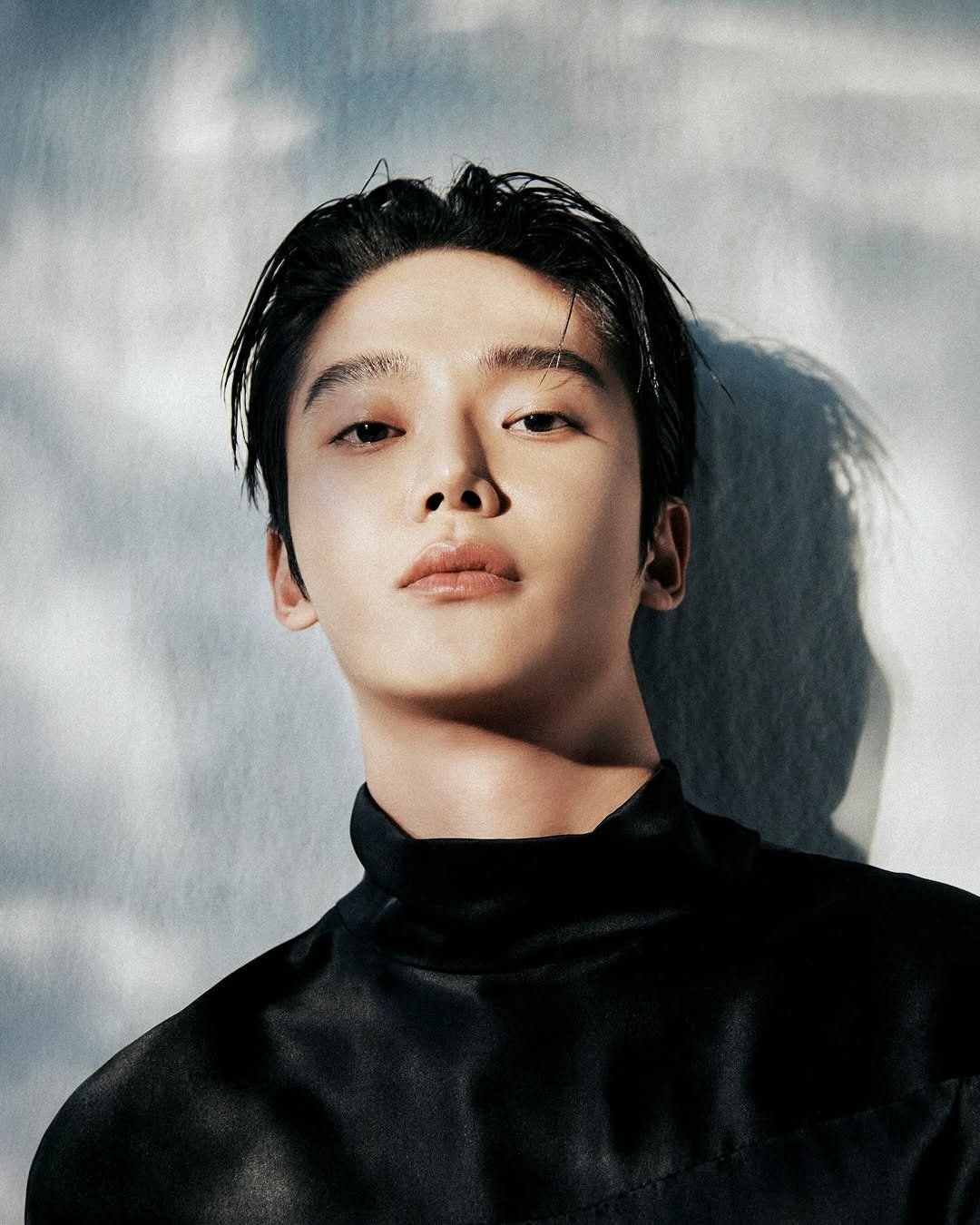 Photo by 로운 on October 15, 2025. May be an image of one or more people, bangs, bolo tie and text.