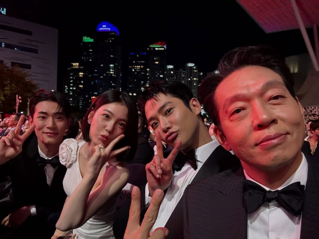 Photo shared by 로운 on September 21, 2025 tagging @__shinyeeun, and @parkseoham.